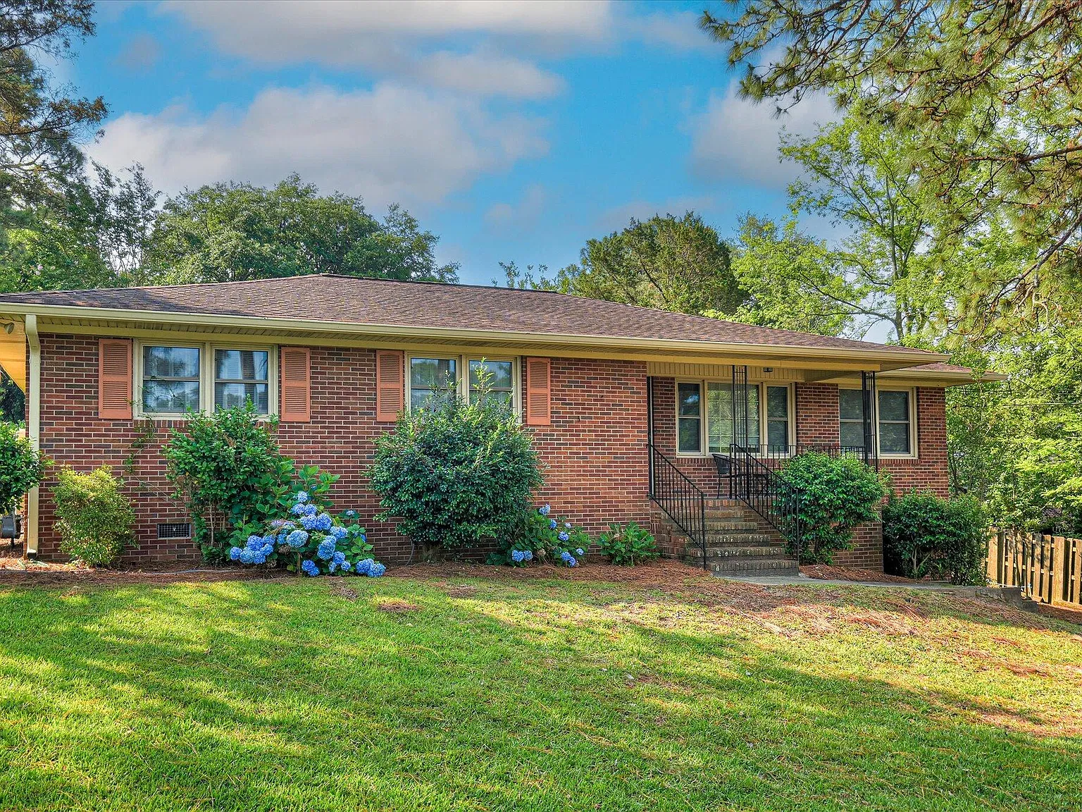 3 bed, 2.0 bath, 1602 sqft, $2,200 — Photo 1