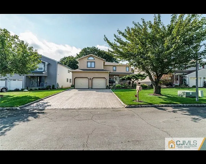 212 Parkside Dr — Photo 1