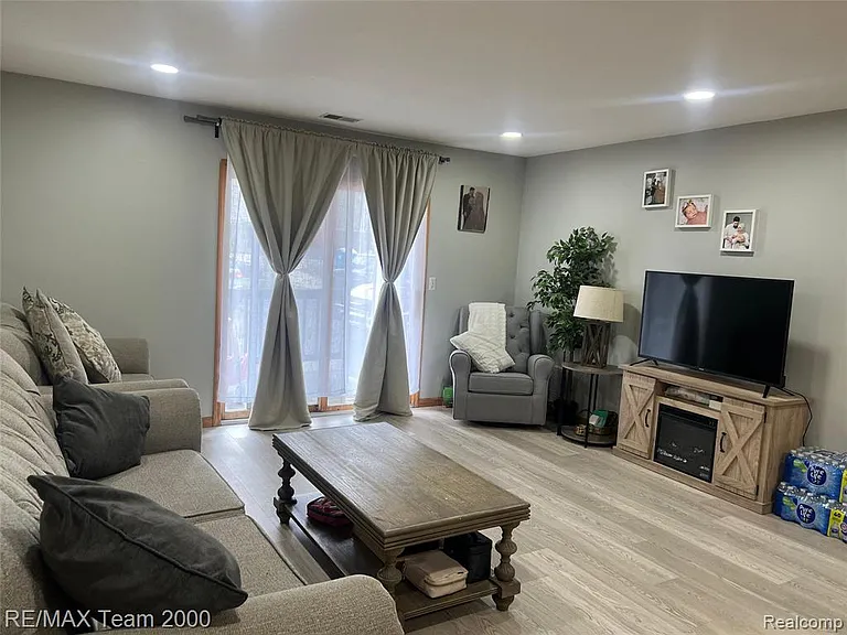 8049 Fenton St — Photo 8