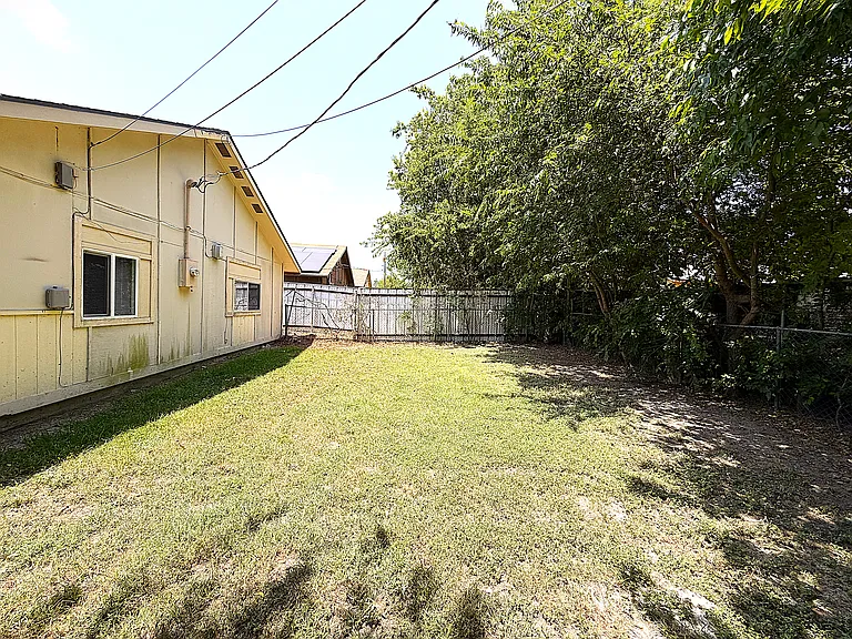 2105 Coach Dr — Photo 27