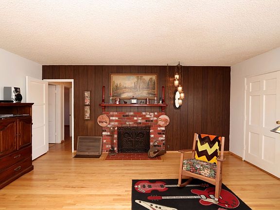4th image of 9813 Glenhill Dr