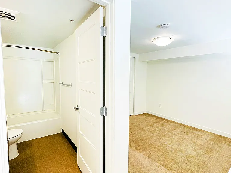 Queen Anne Flats — Photo 23