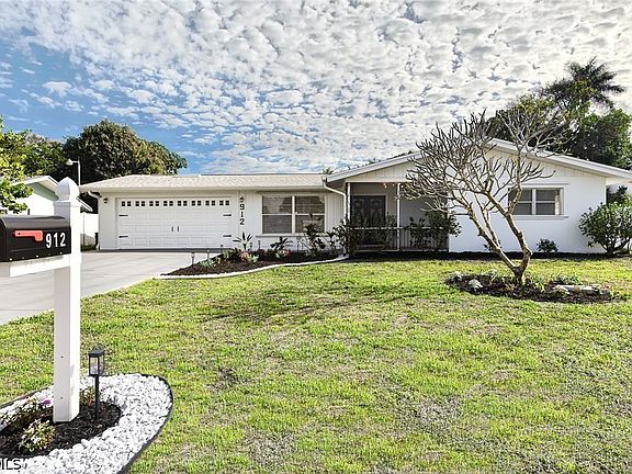 2nd image of 912 Entrada Dr S