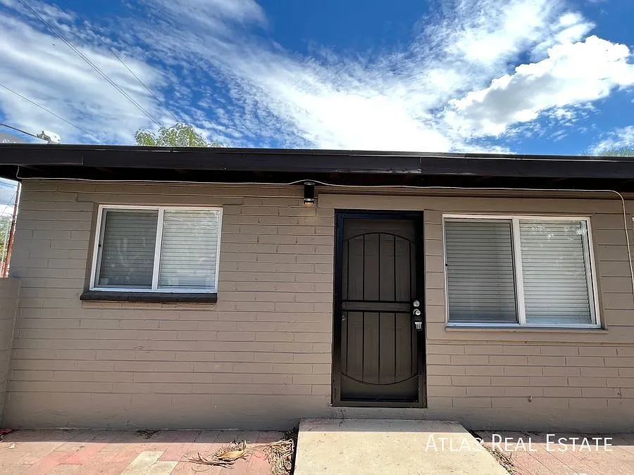 2 Bed 1 Bath Duplex With Private Yard! — Photo 2