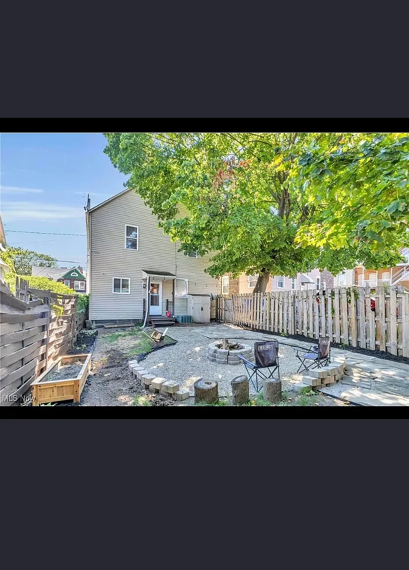 4 bed, 1960 sqft, $2,200 — Photo 2