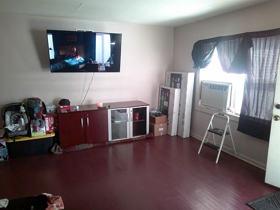 2nd image of 634 Leacrest Ave