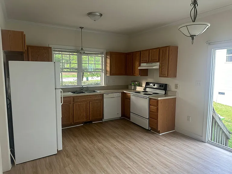 2313 Hinton St — Photo 4