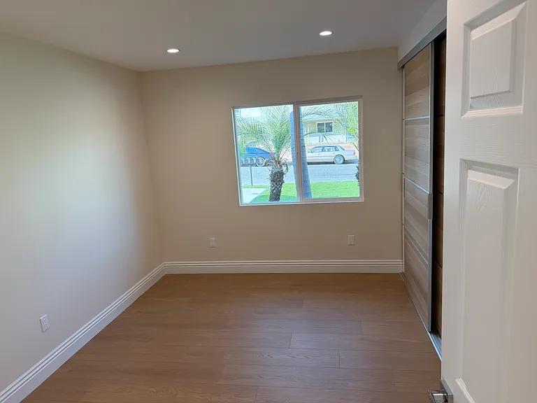 11575 Garrick Ave — Photo 17