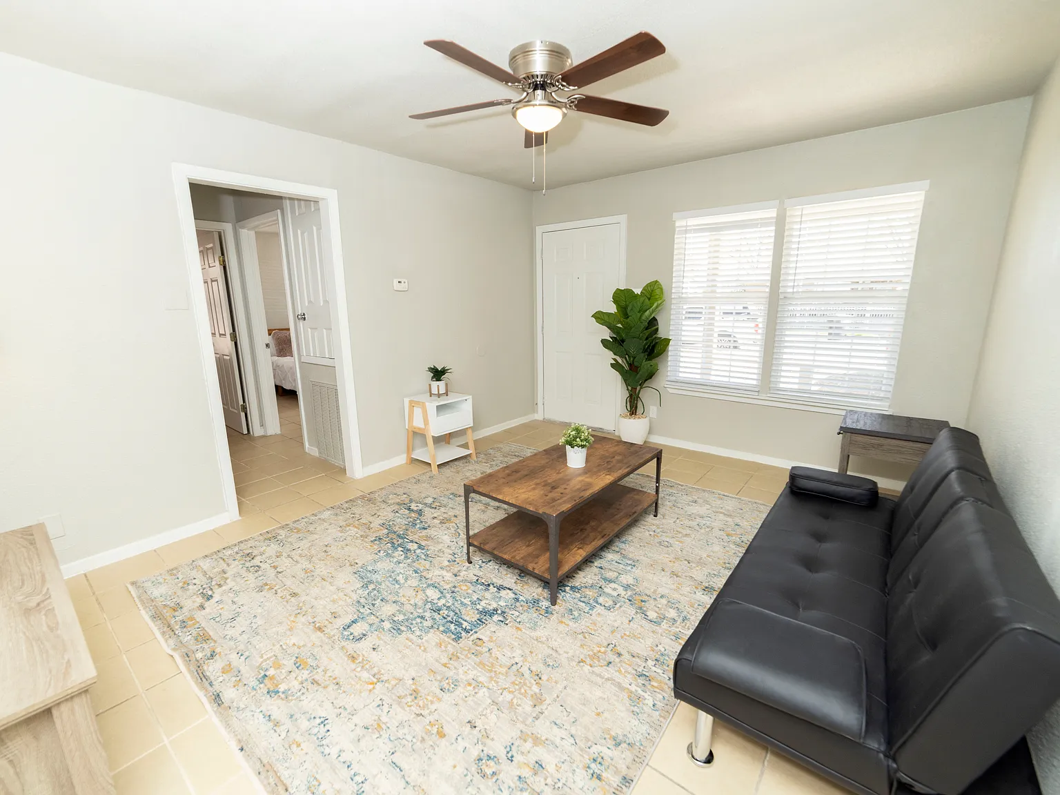 3 bed, 966 sqft, $1,350 — Photo 2