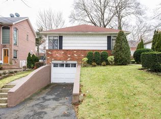 5418 Browvale Ln, Little Neck, NY 11362