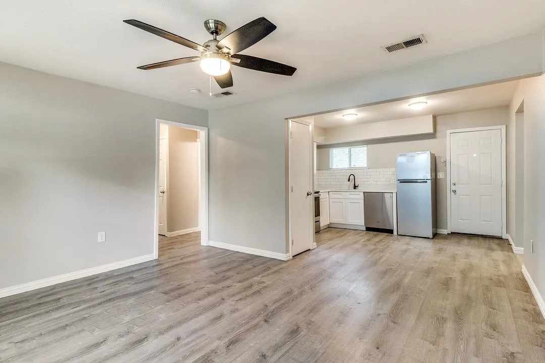 4 bed, 1300 sqft, $2,095 — Photo 2