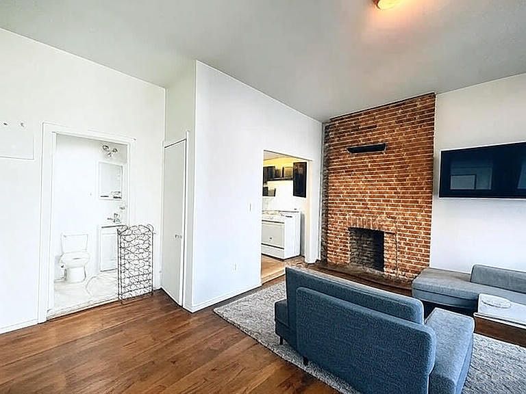 1st image of 219 2nd Ave #3R