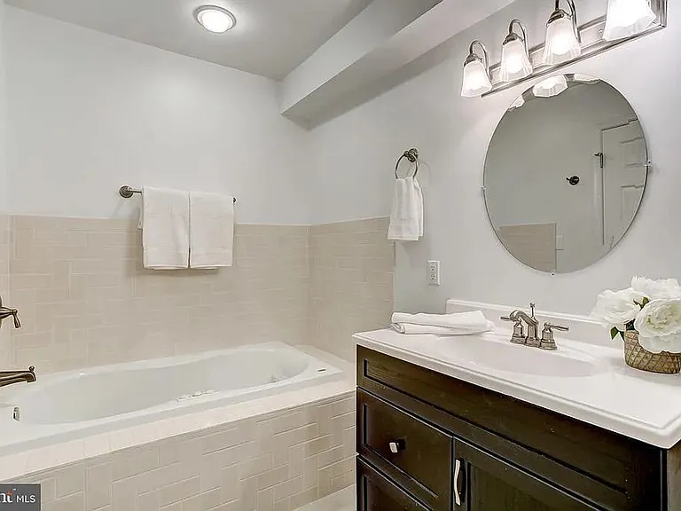 2604 Hudson St — Photo 9