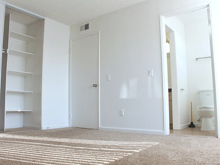 Hesperia Regency Apartments — Photo 44