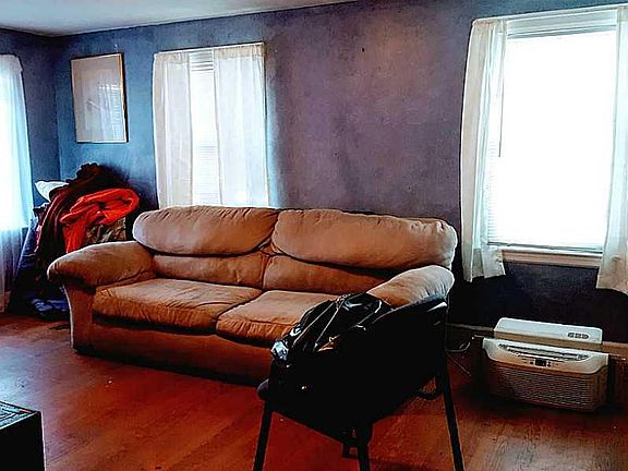 4th image of 33 Saratoga Ave