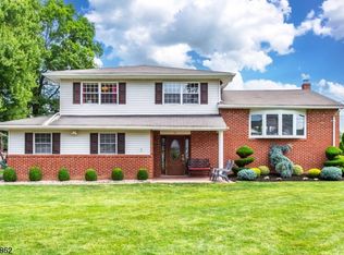 32 Stag Trl, Fairfield, NJ 07004