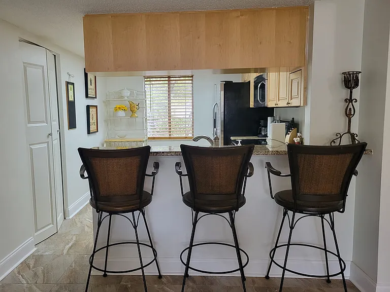 130 Cypress Ct — Photo 3