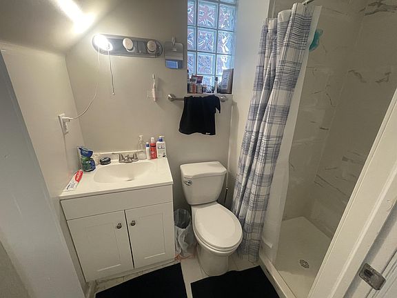 3rd image of 226 McCormick Pl APT 1