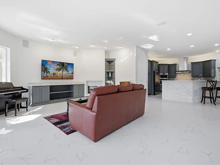 27231 Lakeway Ct — Photo 11