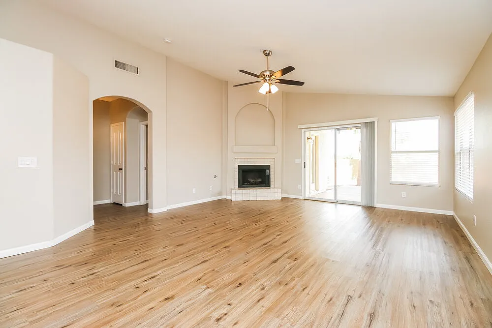 3 bed, 2.0 bath, 1521 sqft, $2,305 — Photo 3