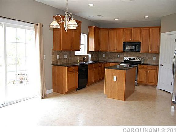 5th image of 2914 NW Watercrest Dr