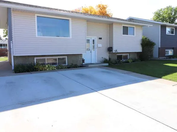 327 S 19th St NE, Medicine Hat, AB T1C 1B2