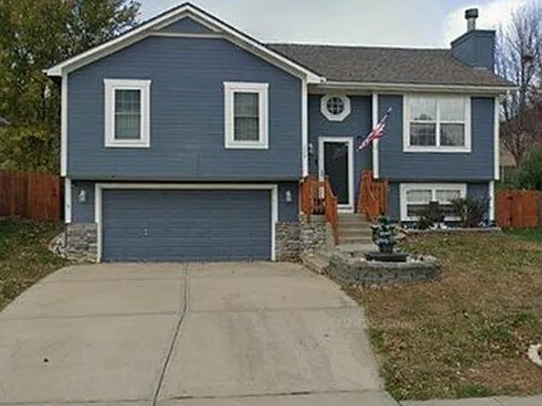 208 Hampton Dr, Smithville, MO 64089