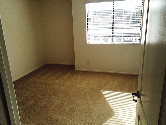 4th image of 82 Deerfield Ave