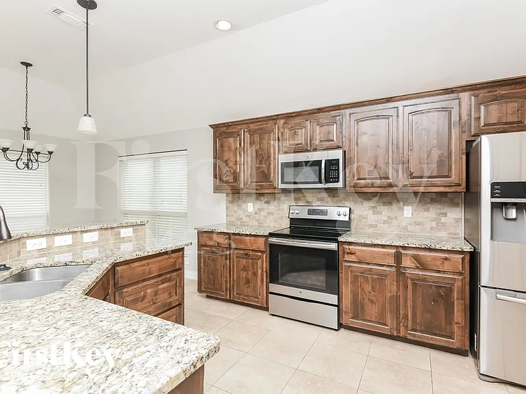 612 Zachary Dr — Photo 5