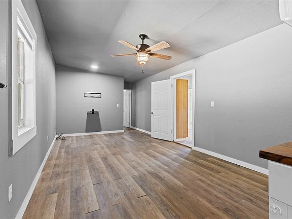 5th image of 1910 Stringtown Rd