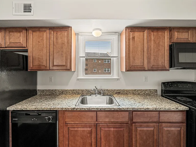 Middleboro Crest Apartments — Photo 18