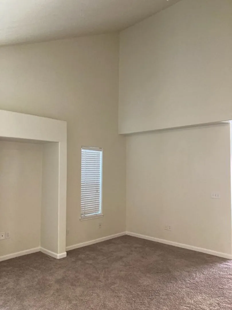 Lovely 3 bedroom, 2.5 bath home available now in Santa Rosa! — Photo 3