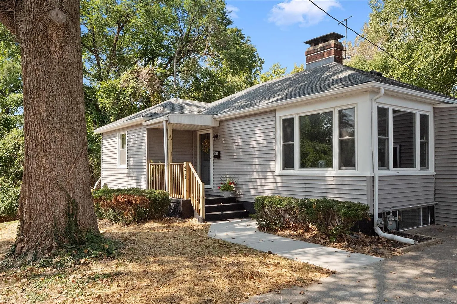 1213 Powell Ave photo 1