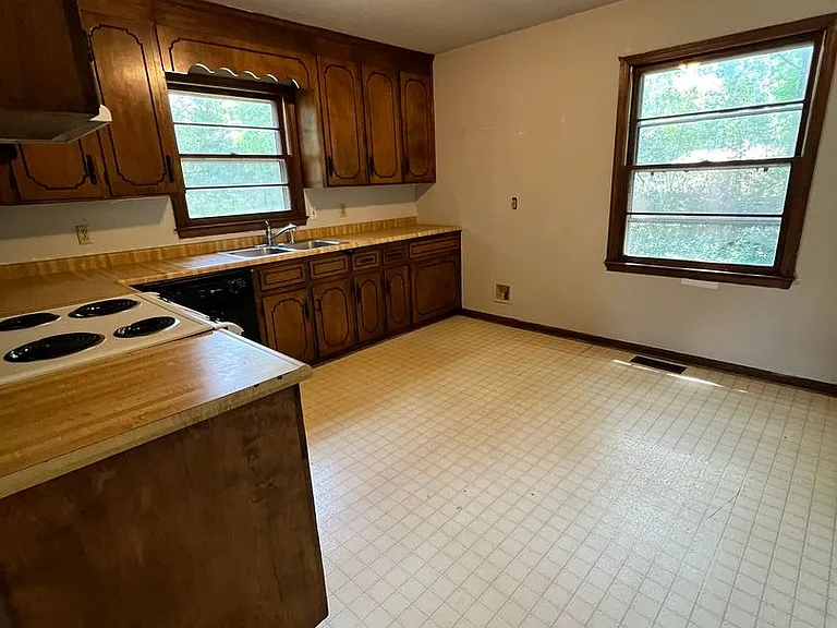 503 W Fredericks St — Photo 3