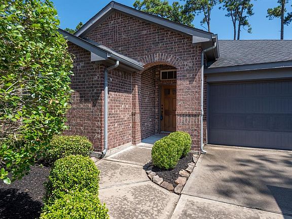 The inviting front entry welcomes you home.