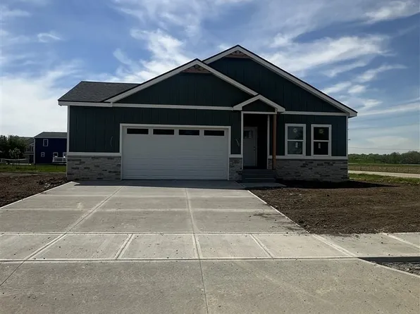 331 Knoll Ridge Dr, Hills, IA 52235