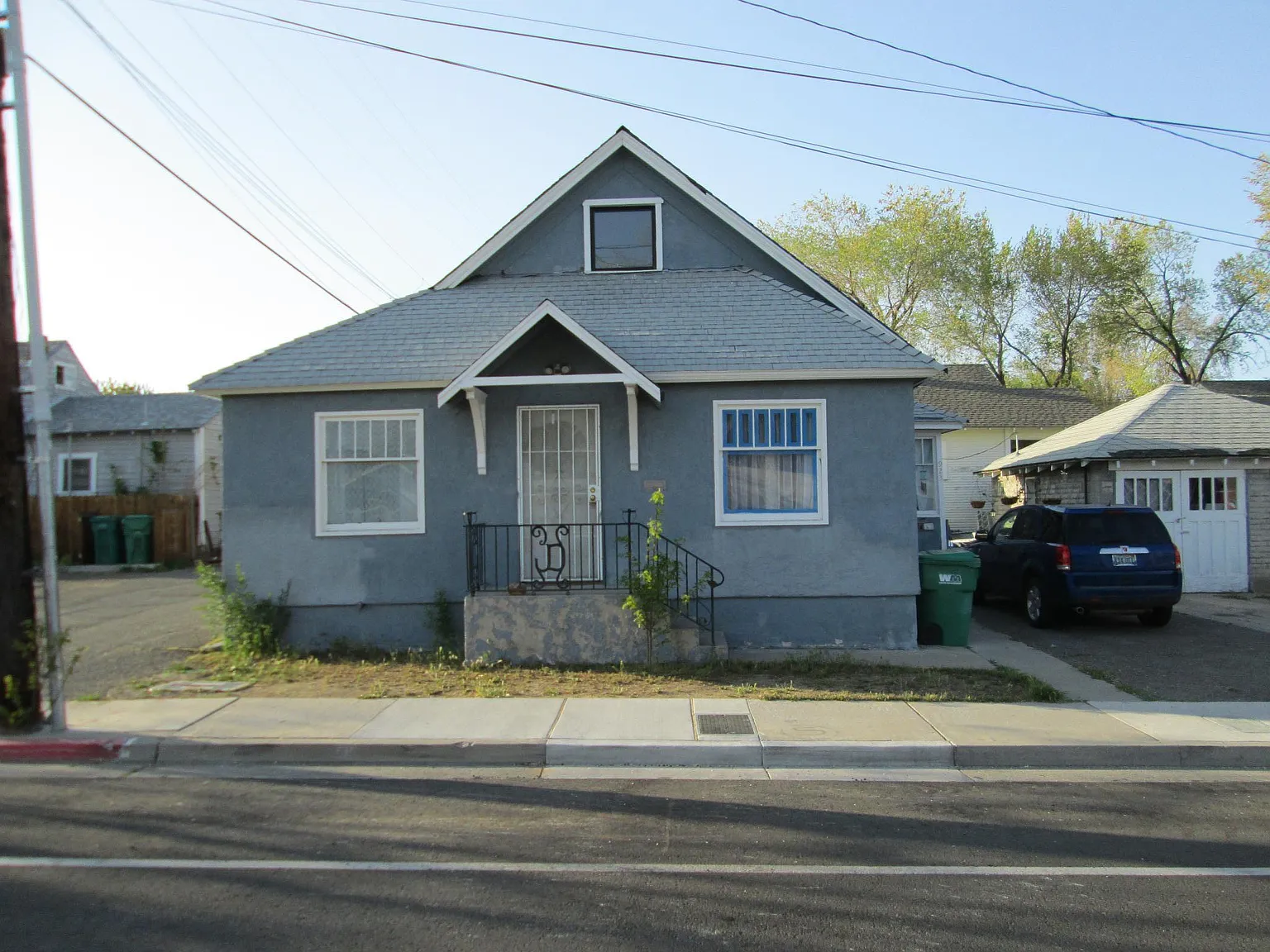 923 W 1st St photo 1