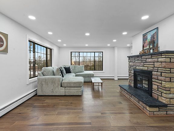 5th image of 604 Lowell Dr