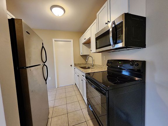 2nd image of 3027 Park Terrace Dr APT 9