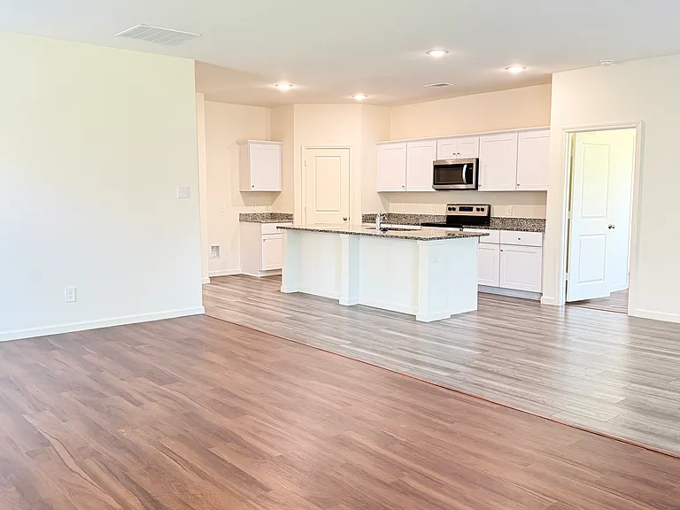 717 Yorkshire Dr — Photo 3