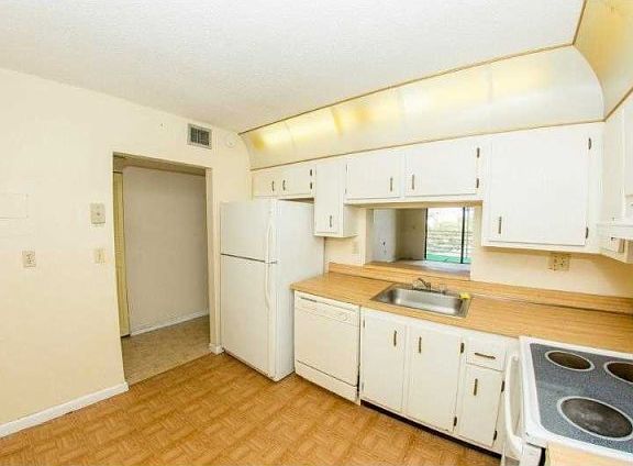 4th image of 2800 Somerset Dr APT 407J