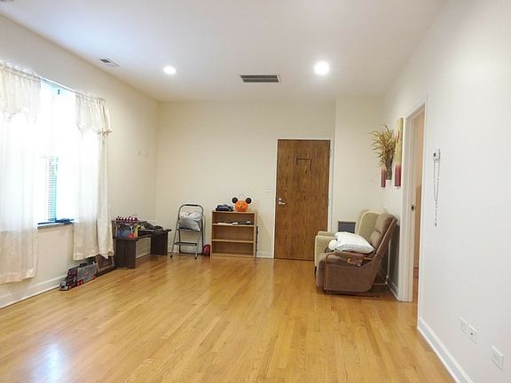 5th image of 4801 S Komensky Ave