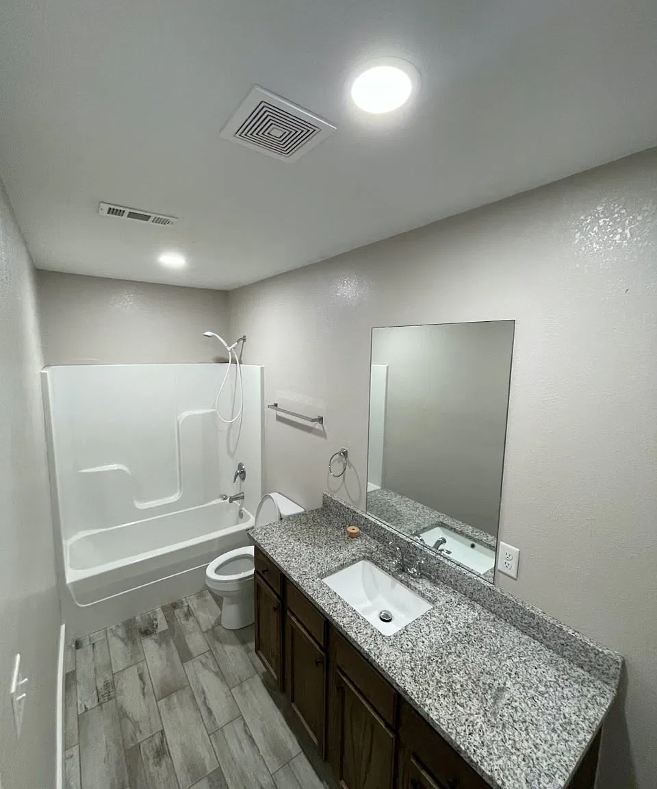 2 bed, 1.5 bath, 930 sqft, $985 — Photo 3