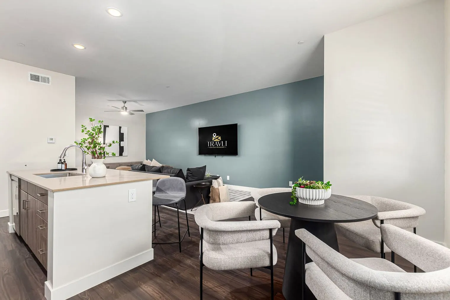 1 bed, 1.0 bath, 979 sqft, $2,589 — Photo 2