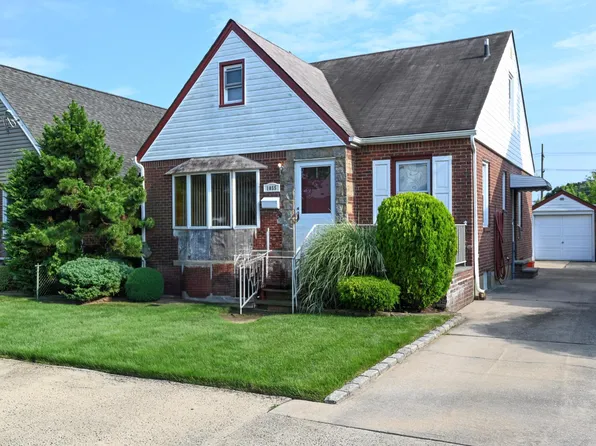 1055 Rosegold Street, Franklin Square, NY 11010