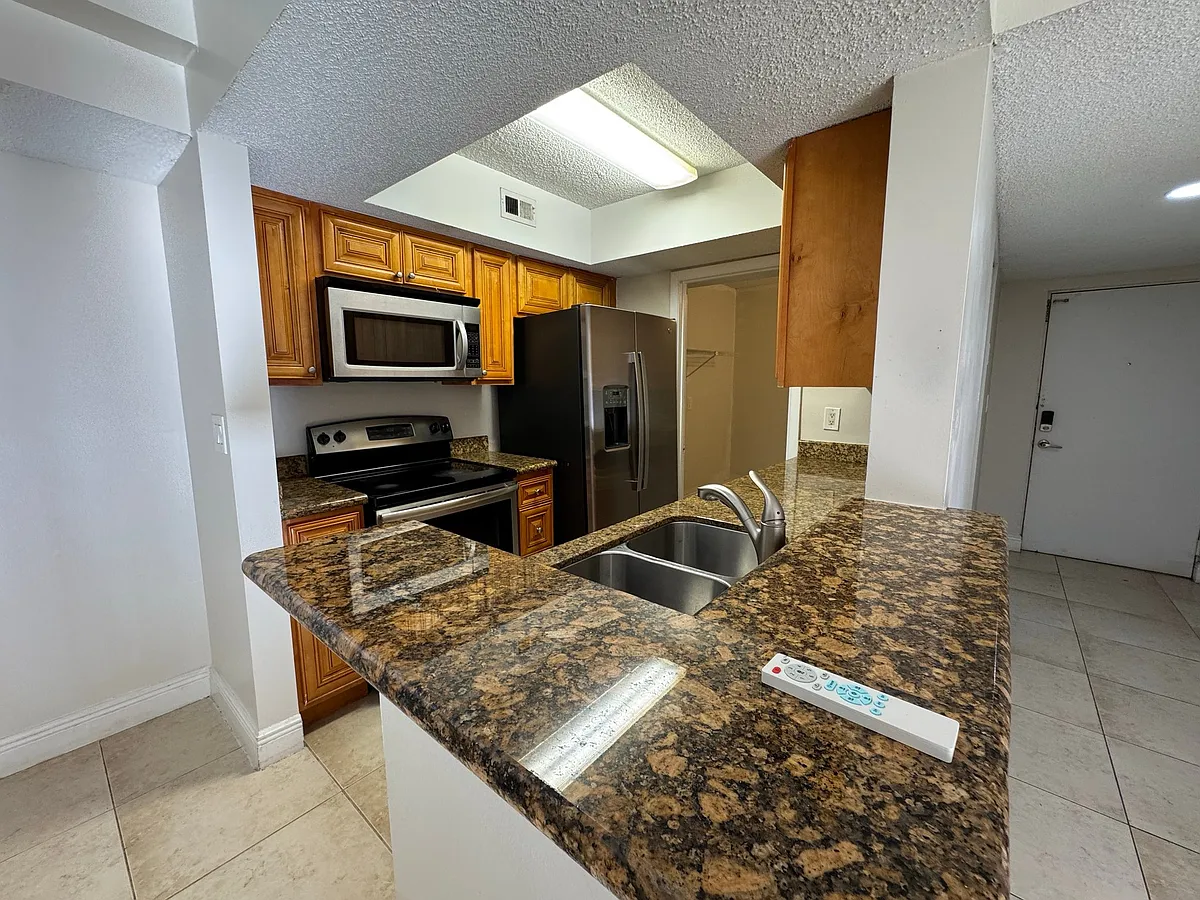 Building Photo - 5646 Rock Island Rd #192