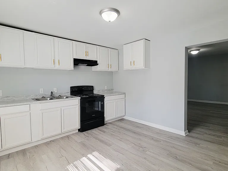 215 Foy Ave — Photo 2
