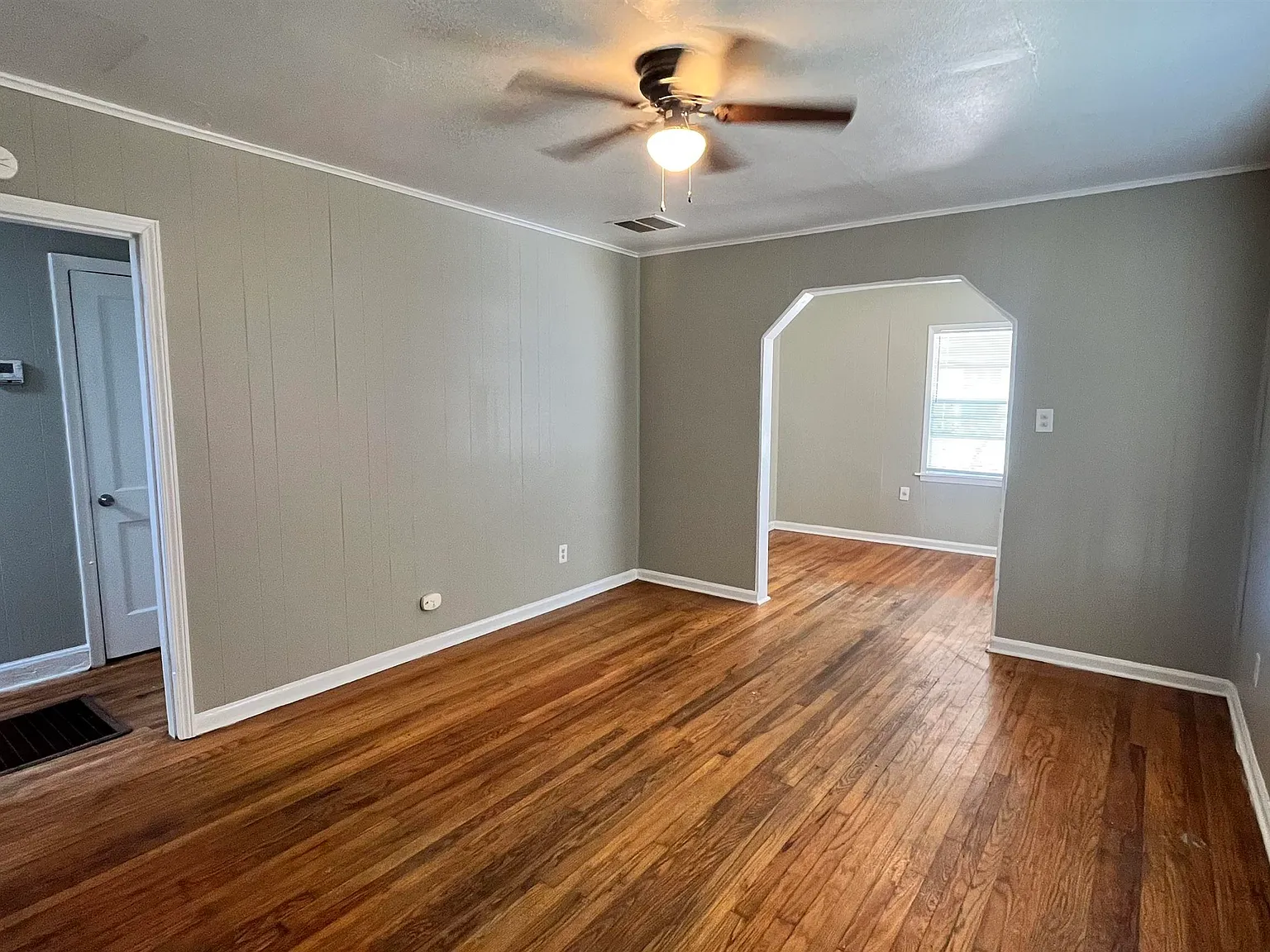 3 bed, 1.0 bath, 1365 sqft, $1,095 — Photo 3