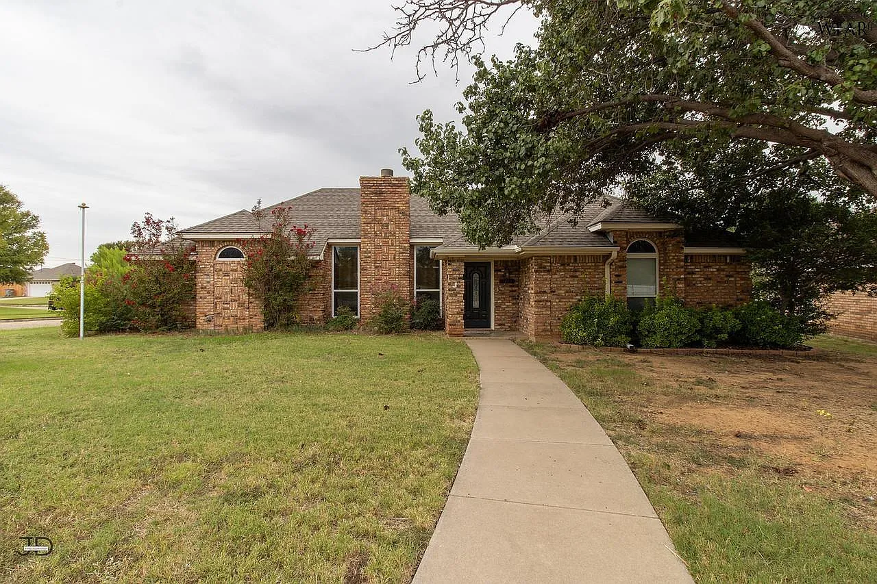 3 bed, 2.0 bath, 1586 sqft, $2,295 — Photo 1