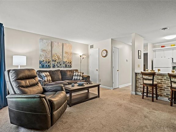 3rd image of 1107 Robin Hood Rd APT B